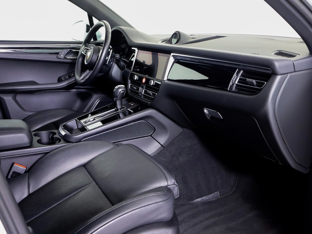 Certified 2025 Porsche Macan AWD/4WD image 7