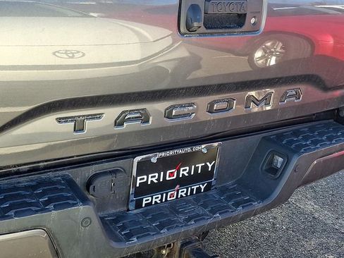 Used 2018 Toyota Tacoma TRD Sport w/ Technology Package image 10