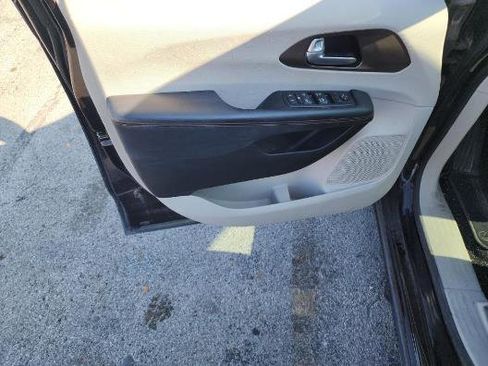 Used 2017 Chrysler Pacifica Touring w/ Tire & Wheel Group image 10