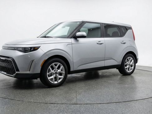 Used 2025 Kia Soul LX w/ LX Technology Package FWD image 3