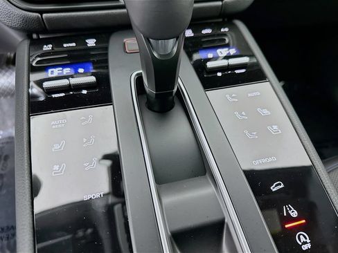 Certified 2026 Porsche Macan AWD/4WD image 19