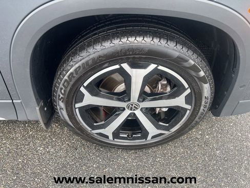 Used 2025 Volkswagen Tiguan SE AWD/4WD image 16
