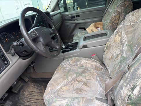 Used 2006 Chevrolet Silverado 2500 LT w/ Heavy-Duty Power Package image 6