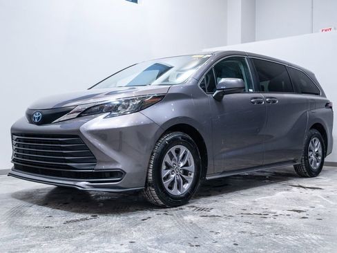 Certified 2024 Toyota Sienna LE image 3