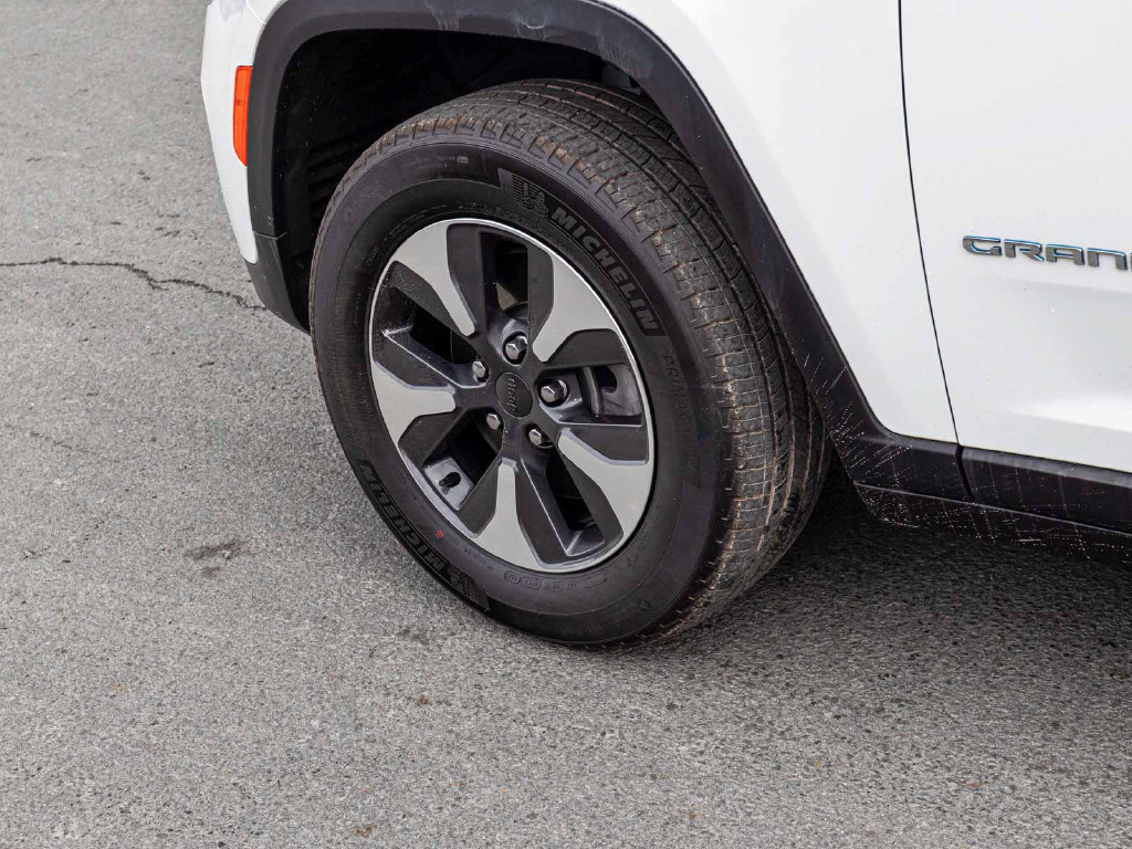 Used 2023 Jeep Grand Cherokee 4WD 4xe image 8
