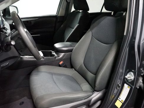 Used 2022 Toyota RAV4 LE FWD image 6