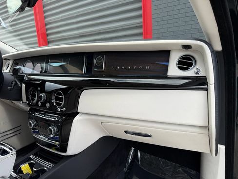 Used 2022 Rolls-Royce Phantom Sedan RWD image 49