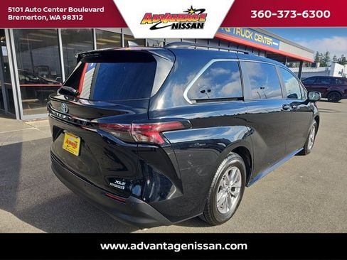 Used 2023 Toyota Sienna XLE image 5