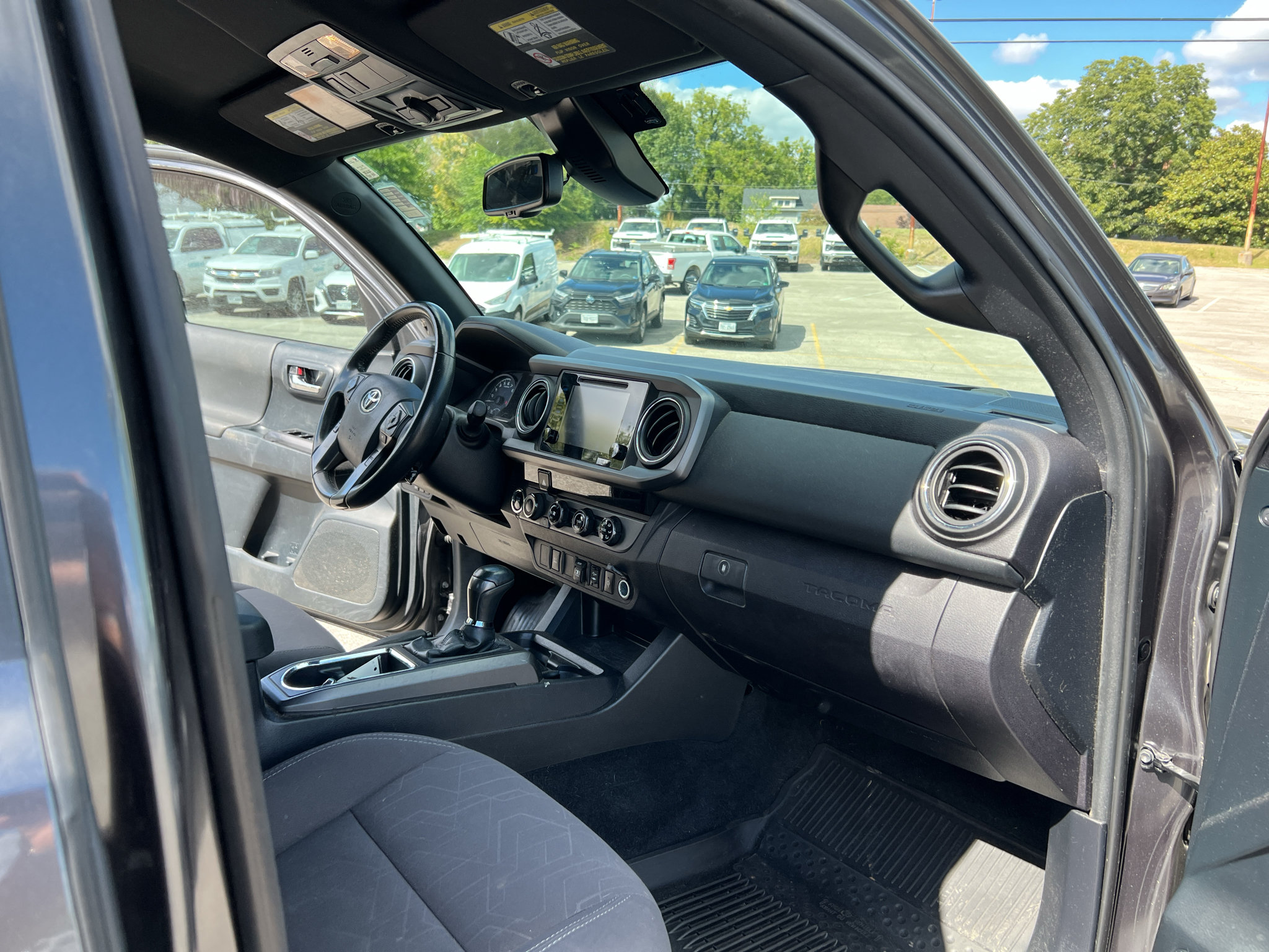 Used 2018 Toyota Tacoma TRD Off-Road AWD/4WD image 12