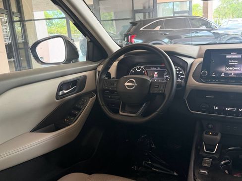 Used 2025 Nissan Rogue SV FWD image 30