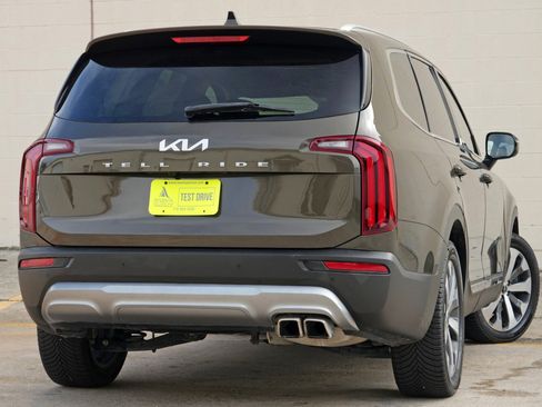 Used 2022 Kia Telluride EX w/ EX Premium Package FWD image 4