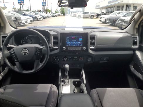 Used 2022 Nissan Frontier SV AWD/4WD image 9