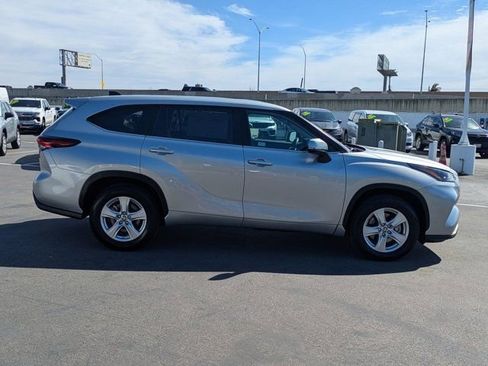 Used 2025 Toyota Highlander LE image 4