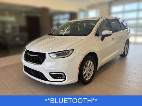 Used 2023 Chrysler Pacifica Touring FWD image 4