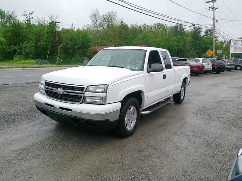 Used 2007 Chevrolet Silverado 1500 LT w/ Extended Cab Value Package AWD/4WD image 2