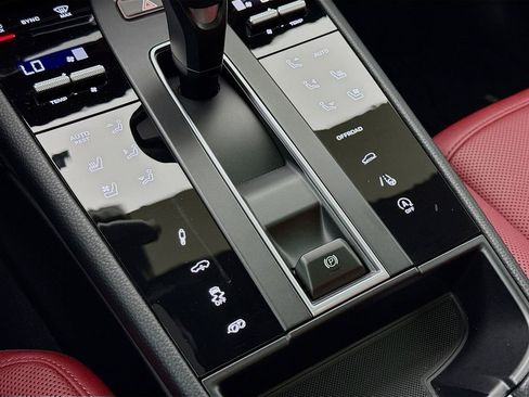 Certified 2025 Porsche Macan GTS image 23