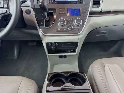 Used 2020 Toyota Sienna XLE Premium image 31