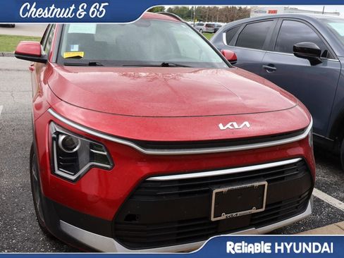 Used 2023 Kia Niro EX image 4