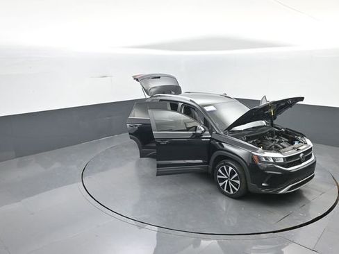 Used 2022 Volkswagen Taos SE image 36