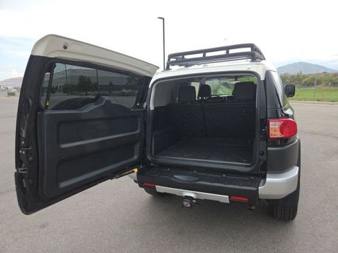 Used 2011 Toyota FJ Cruiser 4WD w/ Convenience Pkg image 16