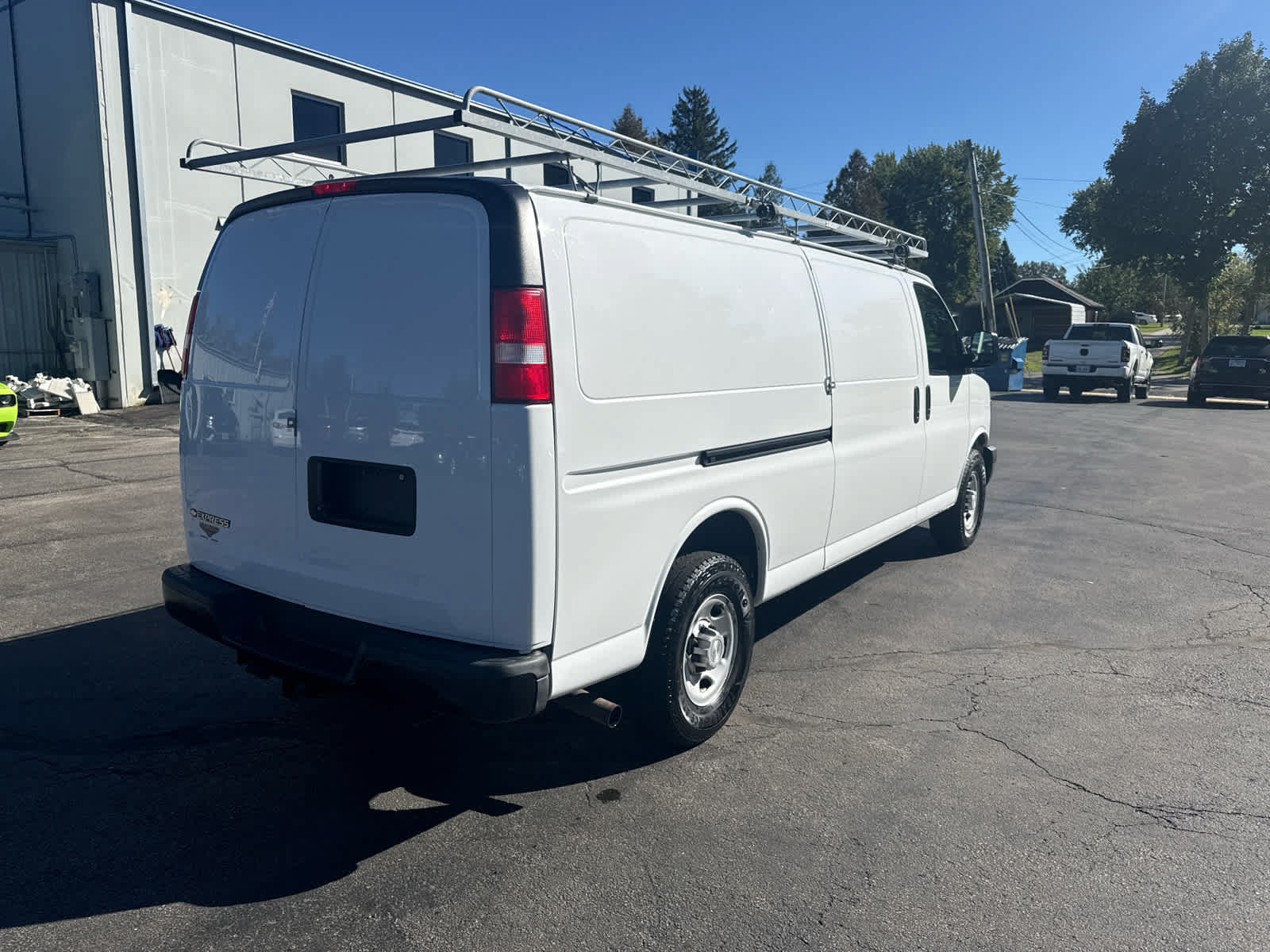 Used 2017 Chevrolet Express 3500 Extended RWD image 3