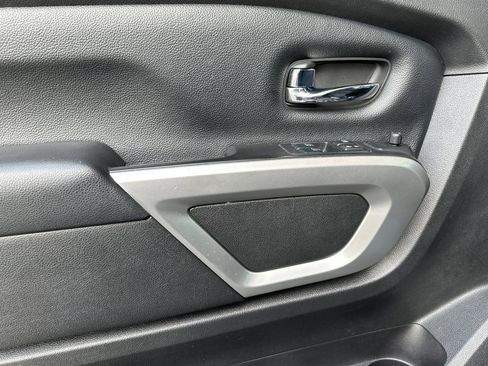 Used 2017 Nissan Titan SV image 11
