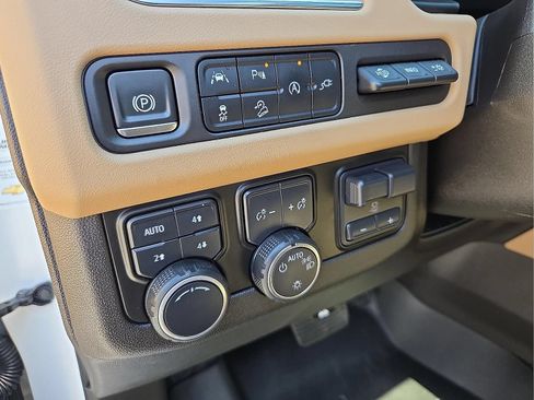 Used 2021 Chevrolet Tahoe Premier w/ Premium Package AWD/4WD image 11