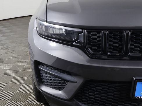 Used 2023 Jeep Grand Cherokee Altitude AWD/4WD image 14