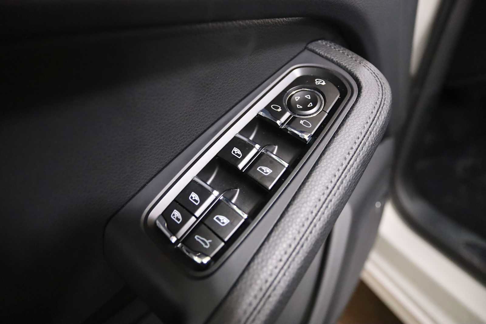 Used 2025 Porsche Macan AWD/4WD image 24