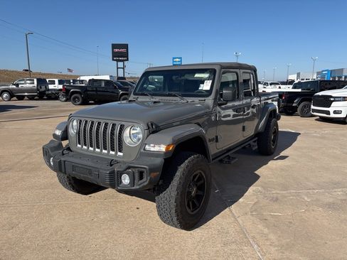 Used 2020 Jeep Gladiator Overland w/ Safety Group image 9