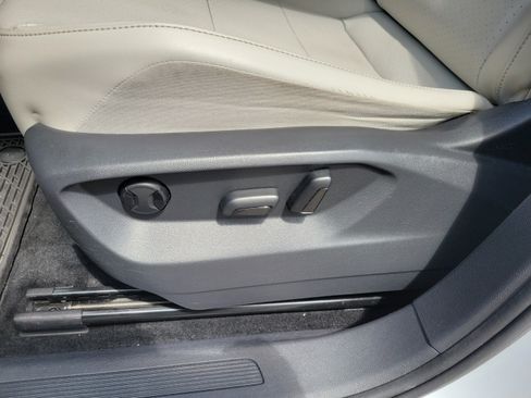 Used 2018 Volkswagen Tiguan SE w/ Panoramic Sunroof Package FWD image 18