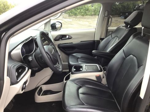 Used 2024 Chrysler Pacifica Select image 12