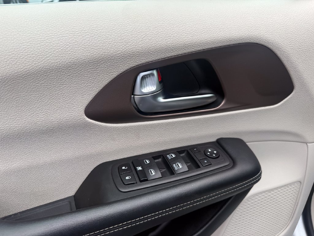 Used 2023 Chrysler Voyager LX FWD image 15