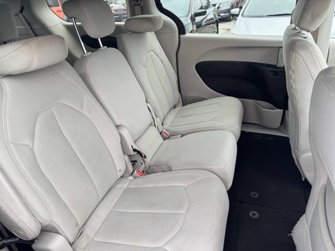 Used 2017 Chrysler Pacifica LX FWD image 12
