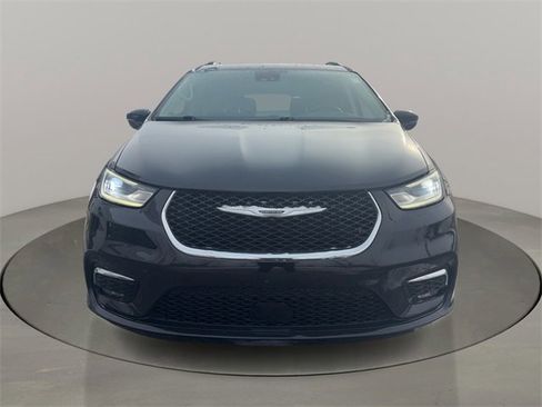 Used 2021 Chrysler Pacifica Touring-L w/ Uconnect Theater Family Group image 2