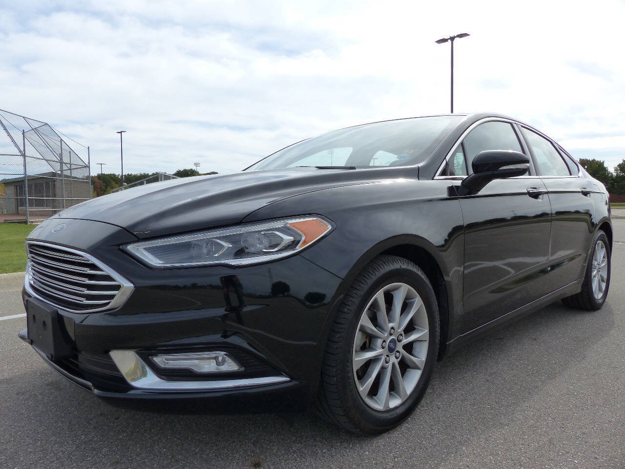 Used 2017 Ford Fusion SE w/ Fusion SE Technology Package FWD image 6