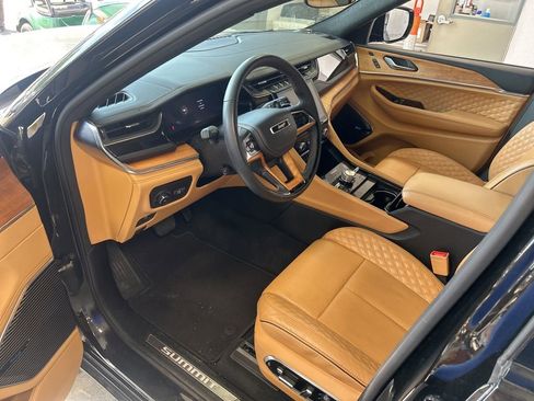 Used 2025 Jeep Grand Cherokee Summit AWD/4WD image 3