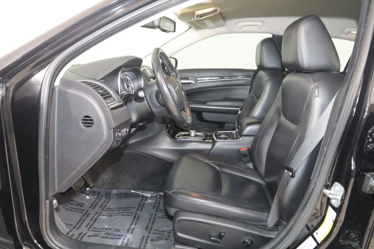 Used 2015 Chrysler 300 Limited RWD image 10