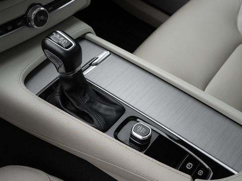 Used 2022 Volvo XC90 T5 Momentum w/ Climate Package image 16