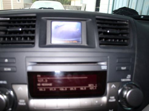 Used 2012 Toyota Highlander FWD w/ Tech Pkg image 17