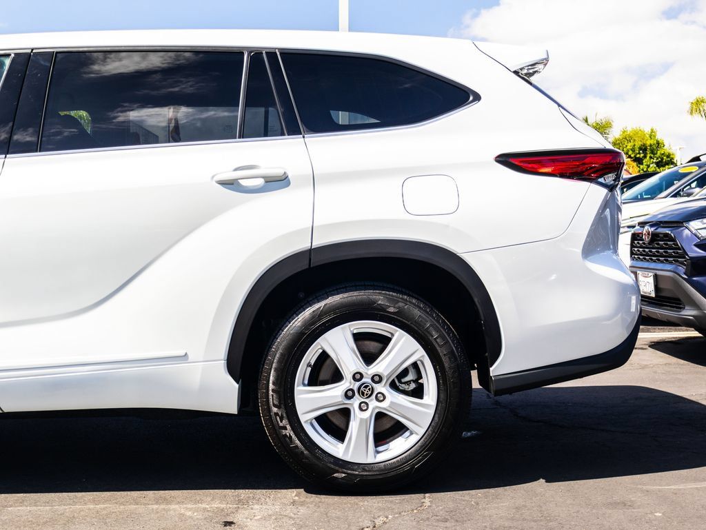 Used 2022 Toyota Highlander LE FWD image 6