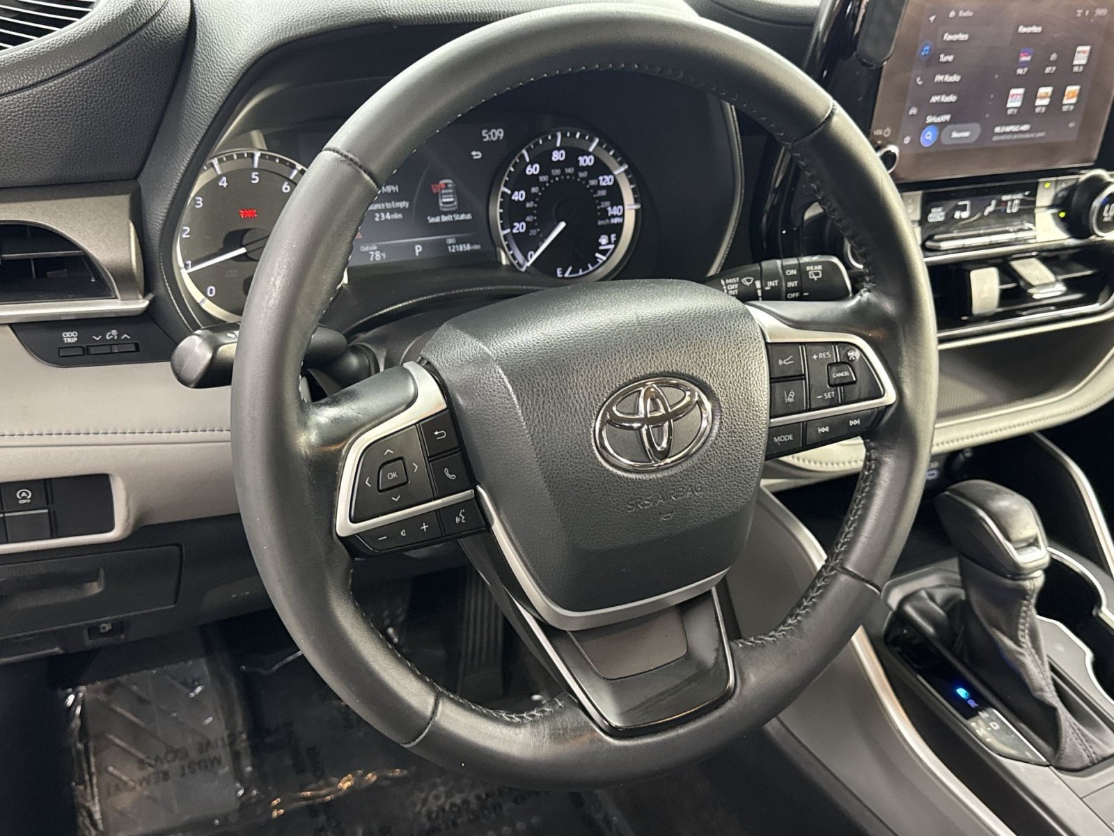 Used 2023 Toyota Highlander LE AWD/4WD image 28