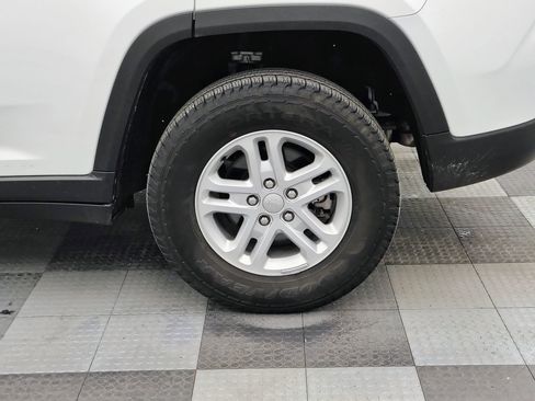 Used 2023 Jeep Grand Cherokee Laredo AWD/4WD image 14