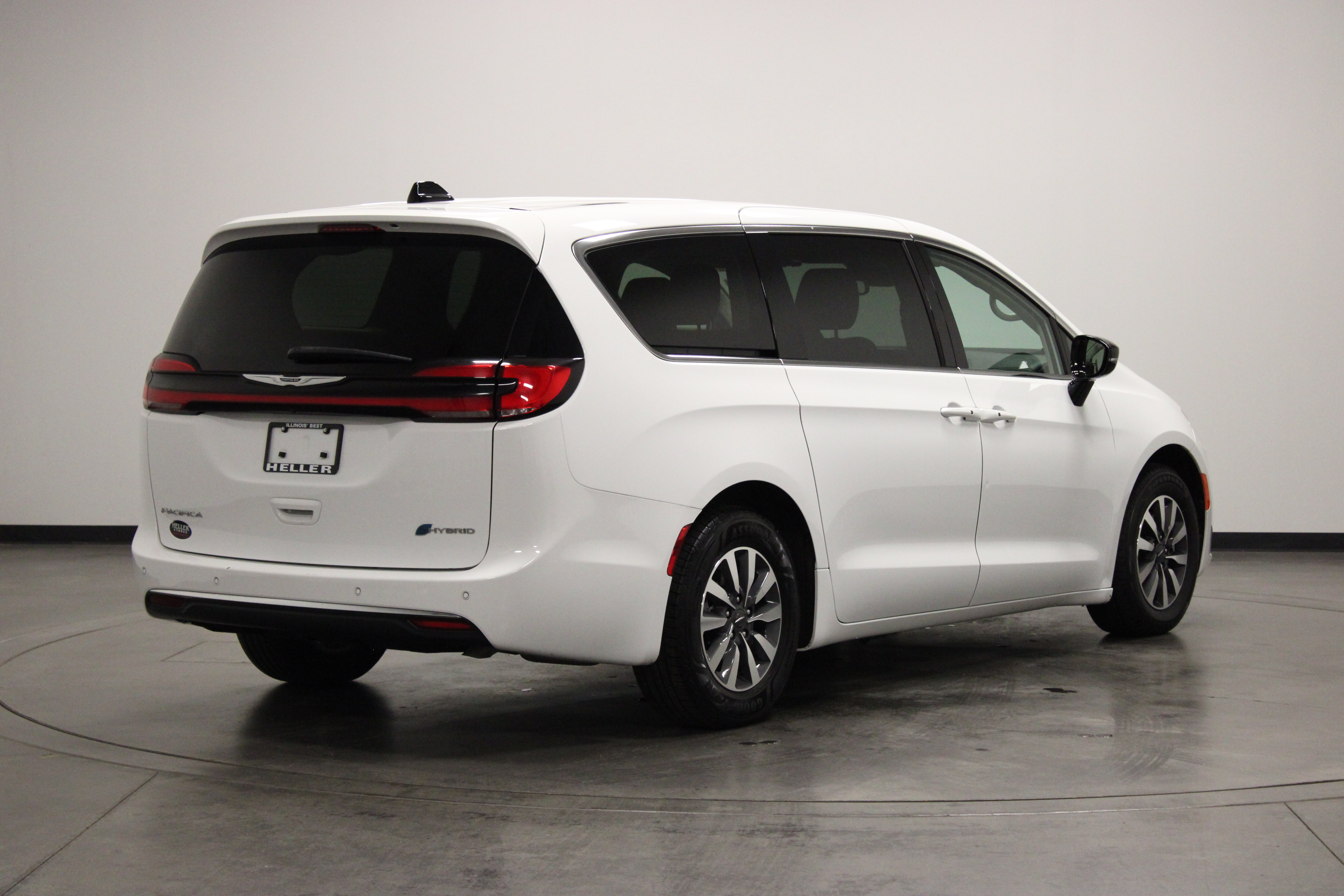 Used 2024 Chrysler Pacifica Limited FWD image 8