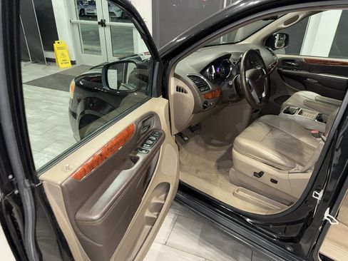 Used 2013 Chrysler Town & Country Touring image 13