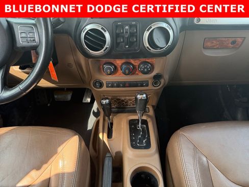 Used 2015 Jeep Wrangler Unlimited Sahara w/ Connectivity Group AWD/4WD image 18