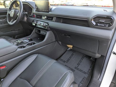 Used 2025 Honda Pilot Touring image 10