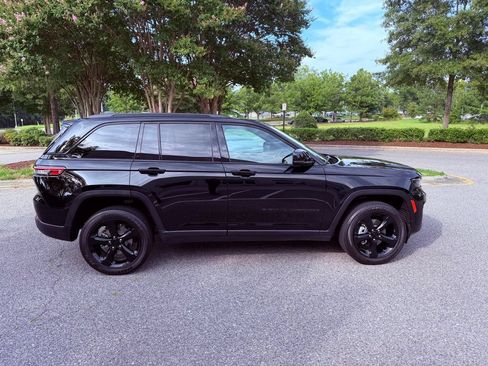 Used 2023 Jeep Grand Cherokee Altitude RWD image 14