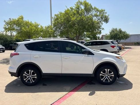 Used 2017 Toyota RAV4 LE FWD image 4