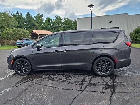 Used 2019 Chrysler Pacifica Touring Plus w/ S Appearance Package FWD image 9
